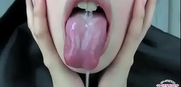  Saliva-covered tongue